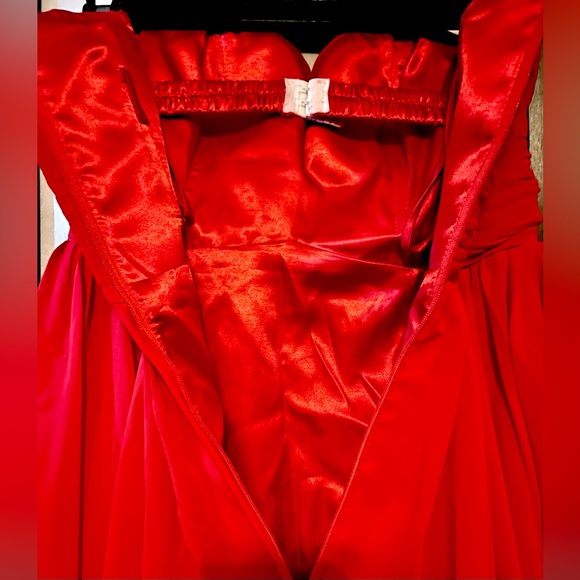Beautiful Red Dress! Ladies Size Small - Picture 7 of 10